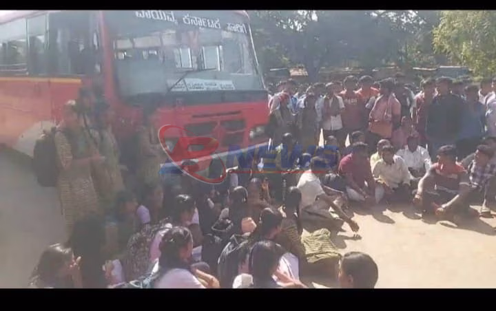 ಬಸ್ ನಿಲುಗಡೆಗೆ ಆಗ್ರಹ: ಕಿತ್ತೂರು ಬಸ್ ನಿಲ್ದಾಣದಲ್ಲಿ ವಿದ್ಯಾರ್ಥಿಗಳ ಪ್ರತಿಭಟನೆ