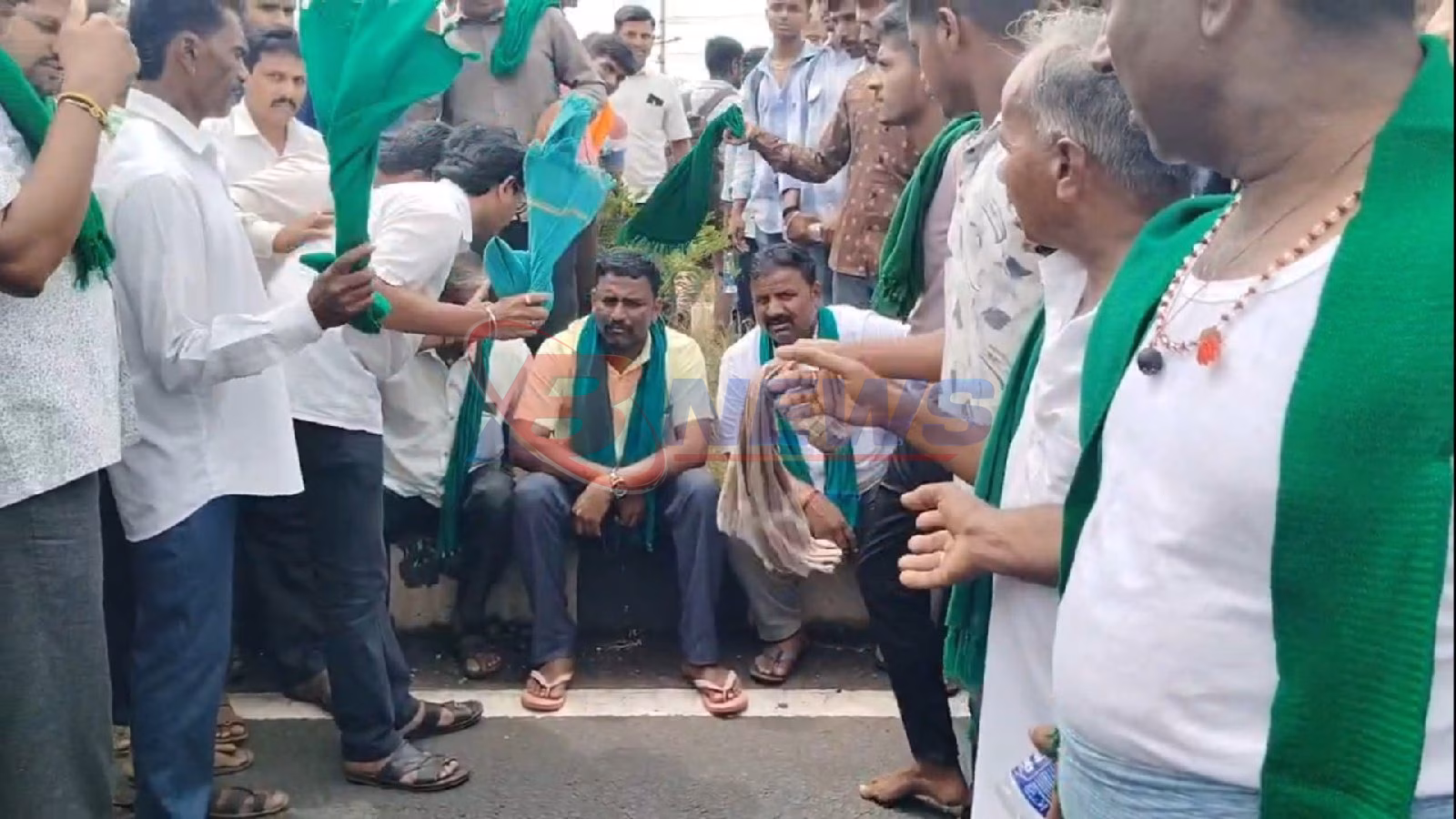 ಬೆಳಗಾವಿ: ಹುಬ್ಬಳ್ಳಿ ಚಲೋ ರೈತ ಪಾದಯಾತ್ರೆ; ನಿರಂತರ ನಡಿಗೆಯಿಂದ ಸುಸ್ತಾದ ಮುಖಂಡ ಚೂನಪ್ಪ ಪೂಜಾರಿ