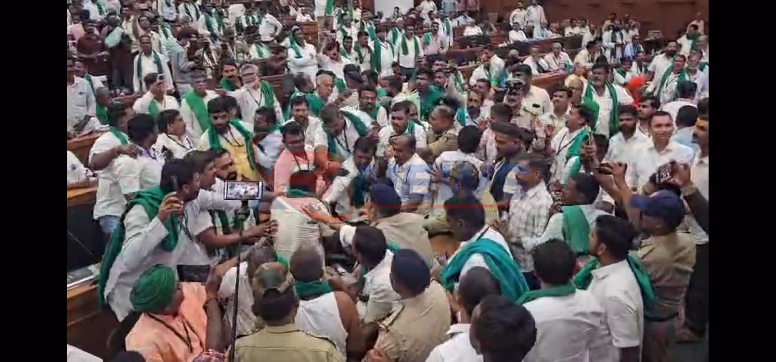 ಬೆಳಗಾವಿ ಸುವರ್ಣಸೌಧದಲ್ಲಿ ರಣರಂಗ: ಸಿಎಂ ಸಭೆಗೂ ಮುನ್ನವೇ ಕೋಡಿಹಳ್ಳಿ ಹಾಗೂ ಚೂನಪ್ಪ ಪೂಜಾರಿ ಬಣಗಳ ನಡುವೆ ಭೀಕರ ಹೊಡೆದಾಟ!